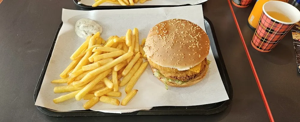 Cheese Burger Ou 6 Nuggets Ou 4 Tenders 1 Boisson 33cl Capri Sun Frites
